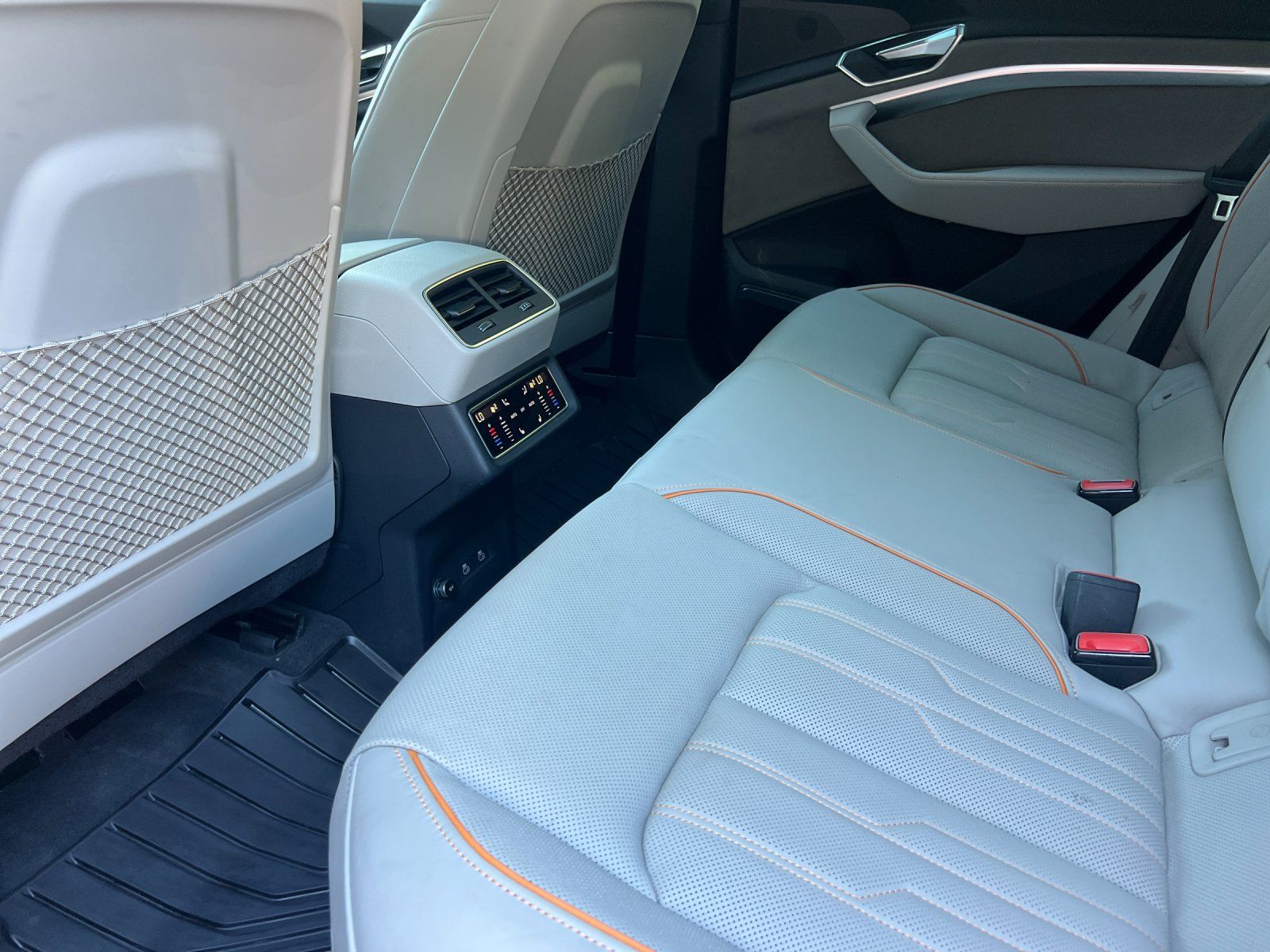 2024 Audi Q8 Sportback e-tron Prestige — foto completa 11 de 28