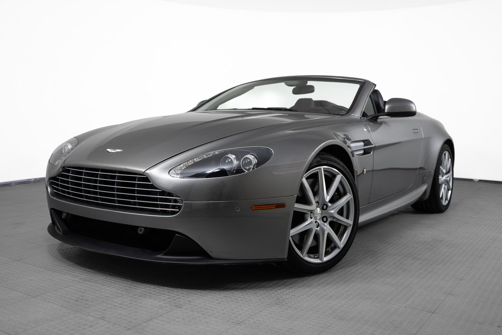 2012 Aston Martin V8 Vantage — foto completa 1 de 49