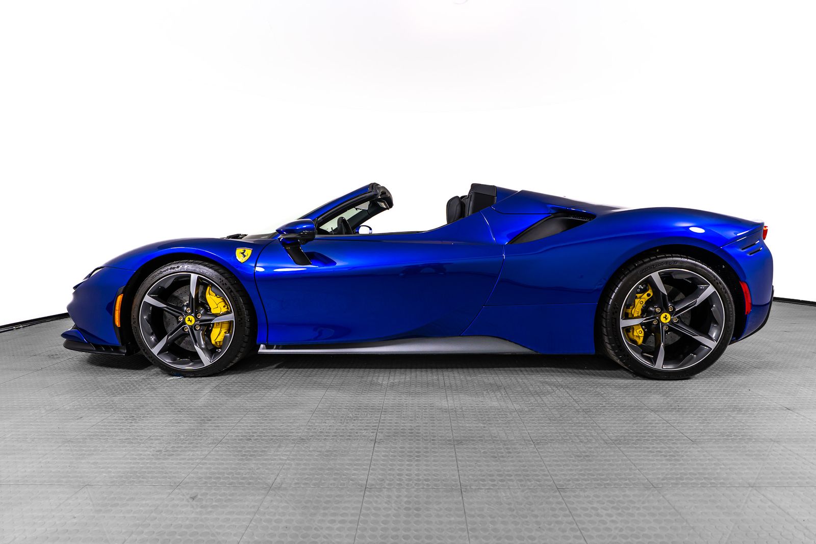 2025 Ferrari SF90 Spider — full photo 4 of 67