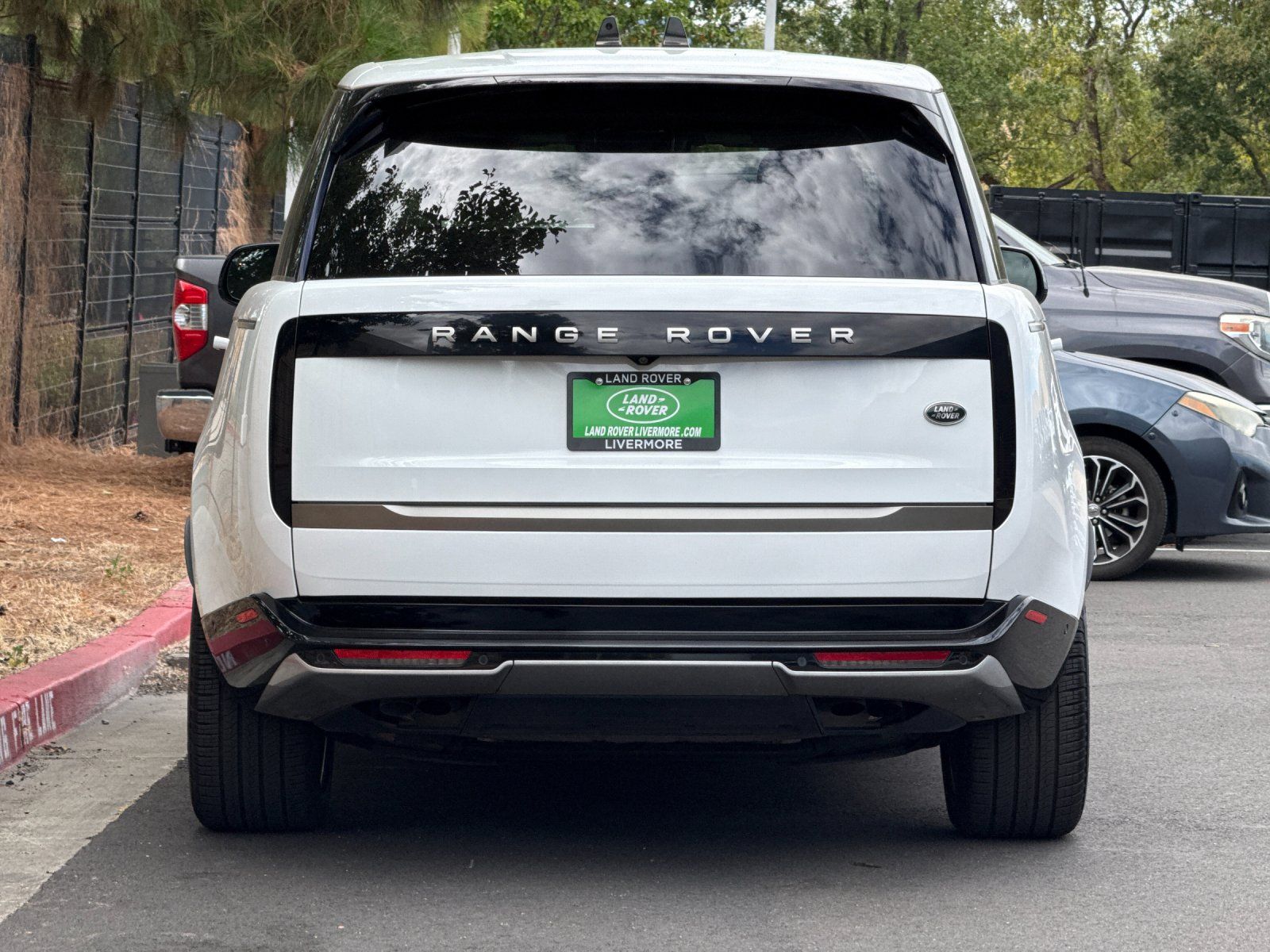 2023 Land Rover Range Rover SE — full photo 4 of 29
