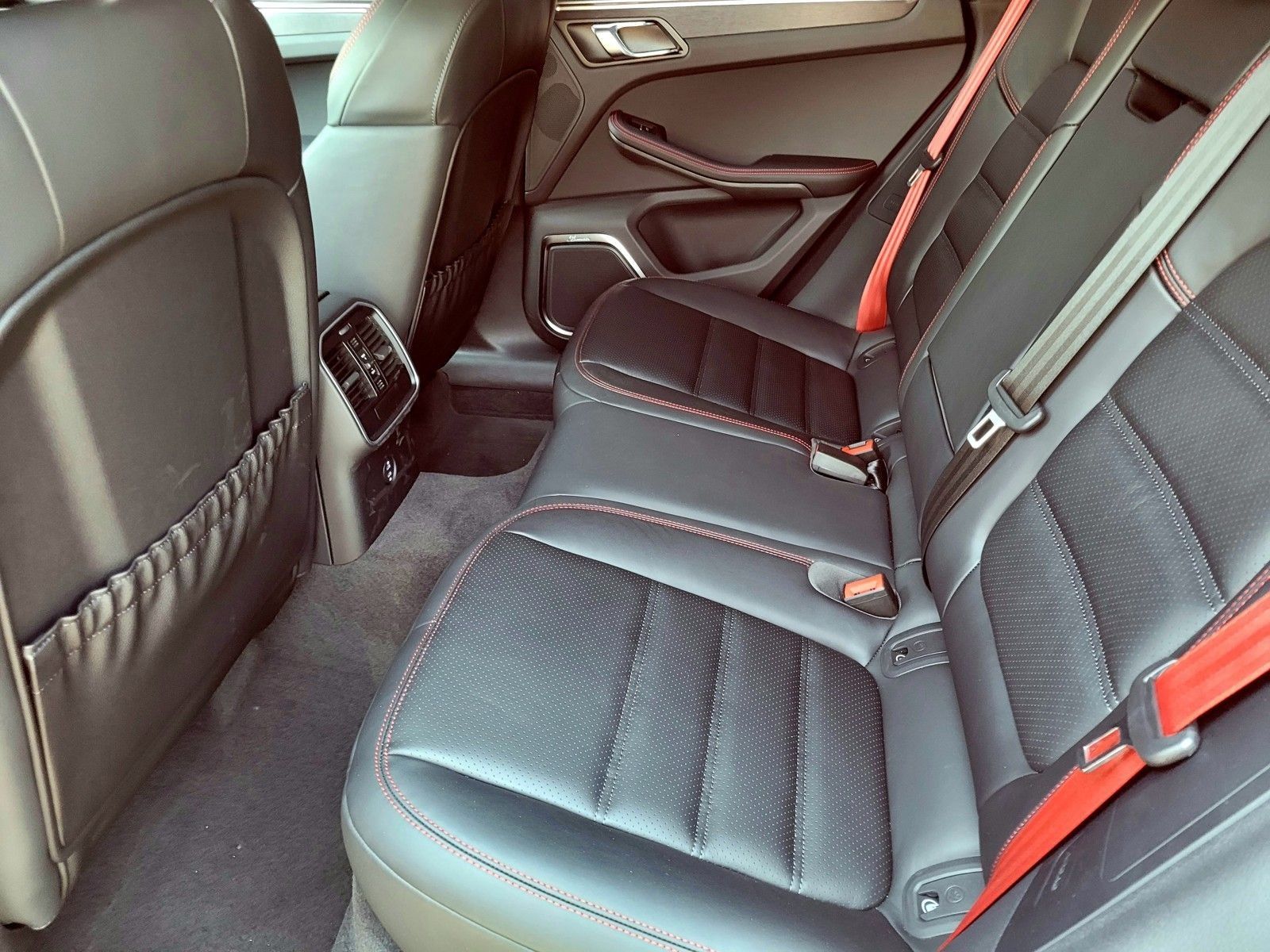 2026 Porsche Macan GTS — full photo 14 of 28