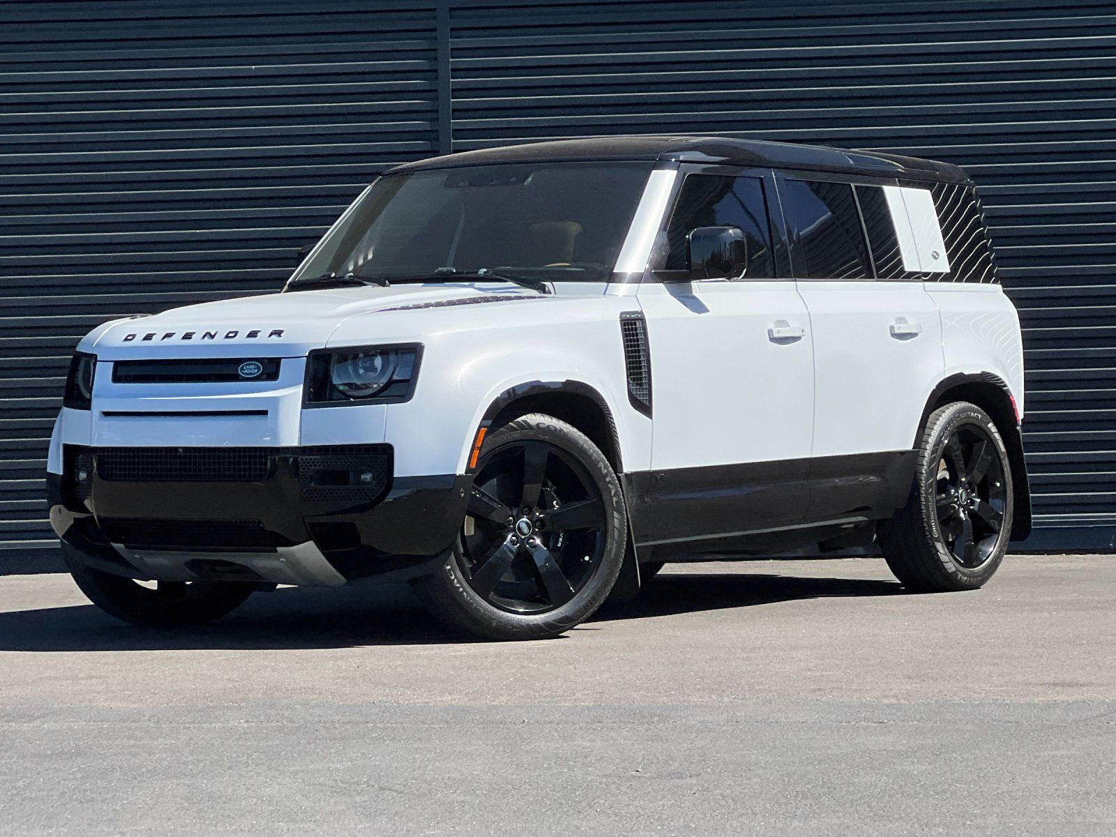 2023 Land Rover Defender 110 V8 — full photo 1 of 27
