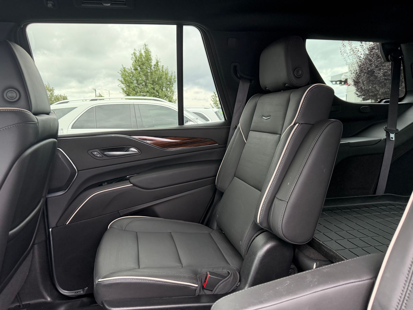 2024 Cadillac Escalade Premium Luxury — full photo 4 of 7