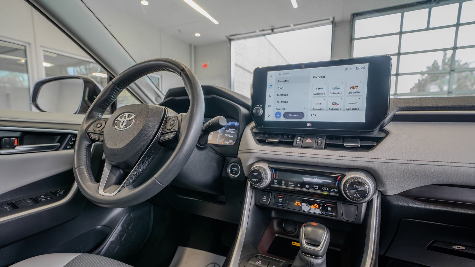 2024 Toyota RAV4 Hybrid Limited — full photo 19 of 35
