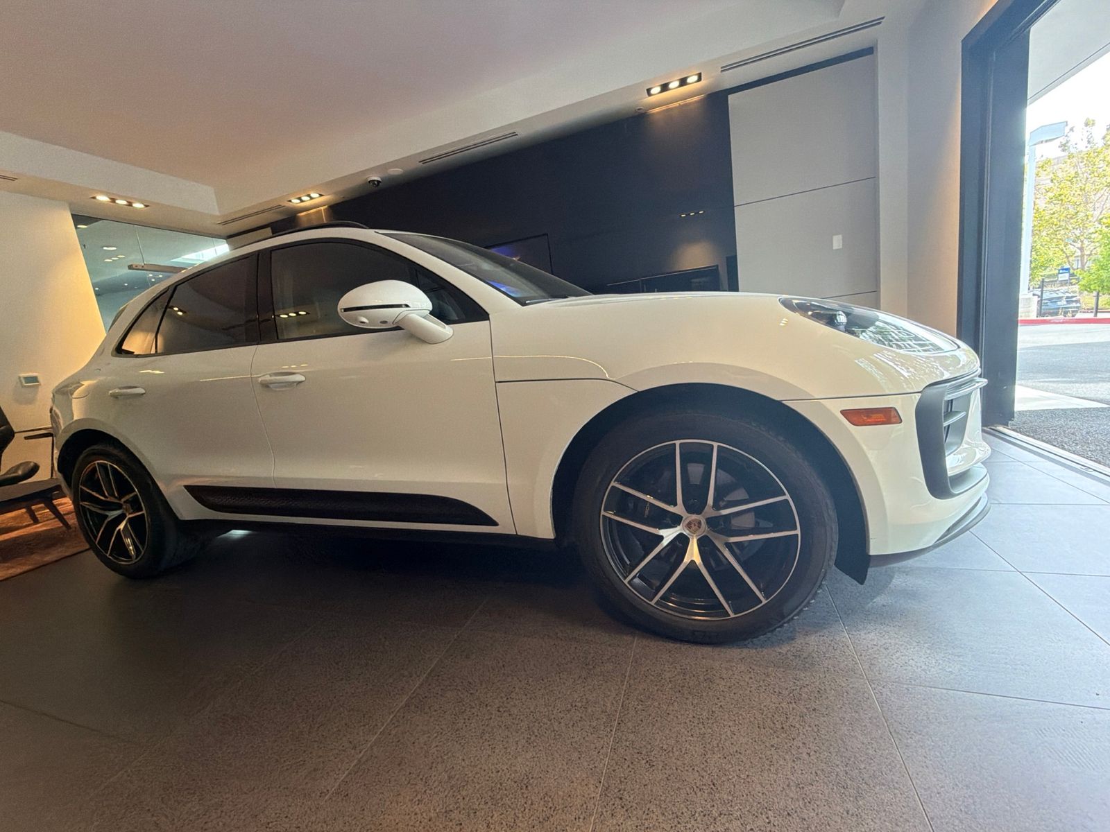 2024 Porsche Macan Base — full photo 4 of 10