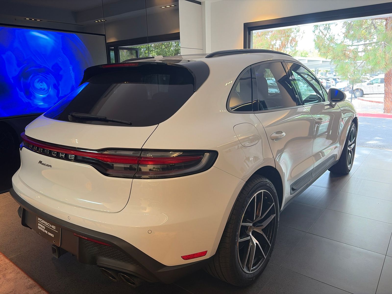 2024 Porsche Macan Base — full photo 5 of 10