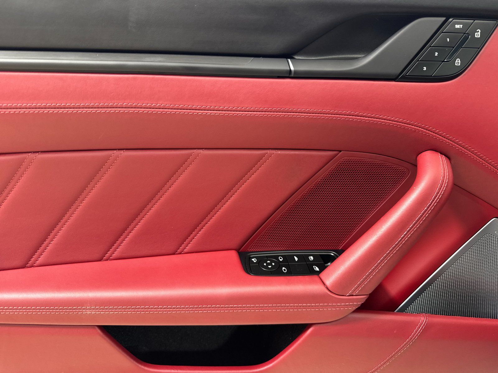 2025 Porsche 911 Carrera 4 GTS — full photo 13 of 28