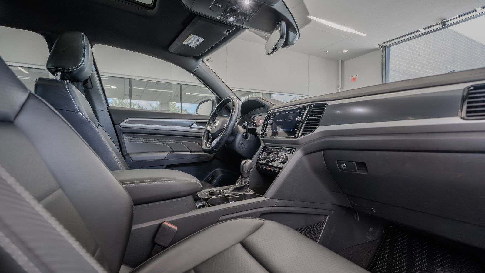 2022 Volkswagen Atlas Cross Sport 3.6L V6 SEL R-Line — full photo 17 of 34