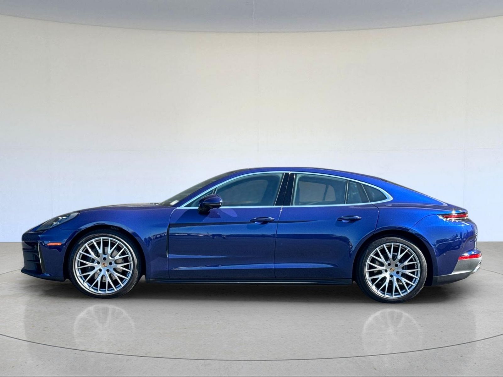 2025 Porsche Panamera 4 — full photo 3 of 29