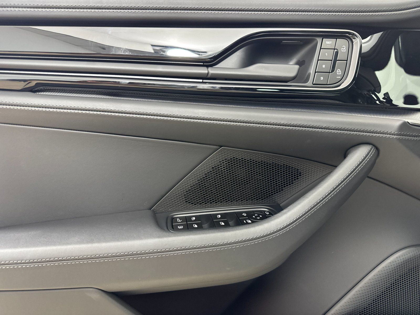 2026 Porsche Panamera E-Hybrid 4 — full photo 12 of 30