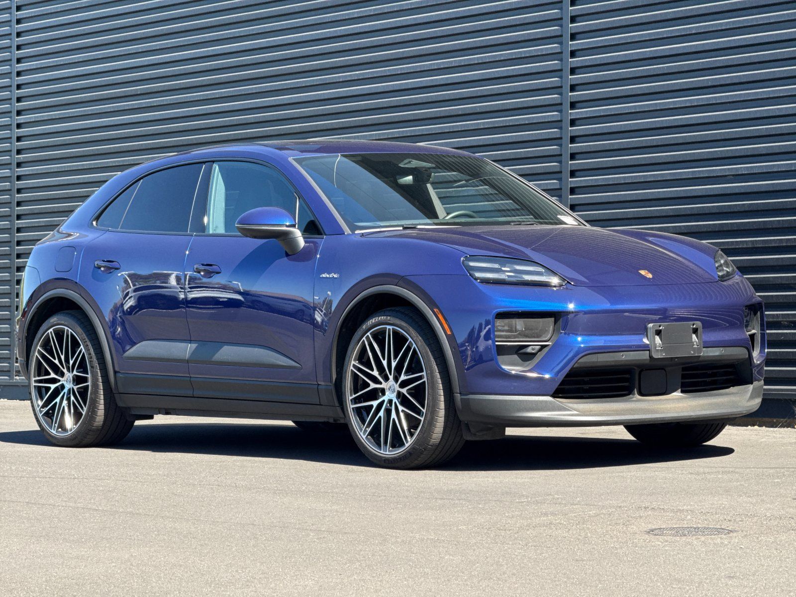 2025 Porsche Macan Electric 4 — full photo 10 of 28