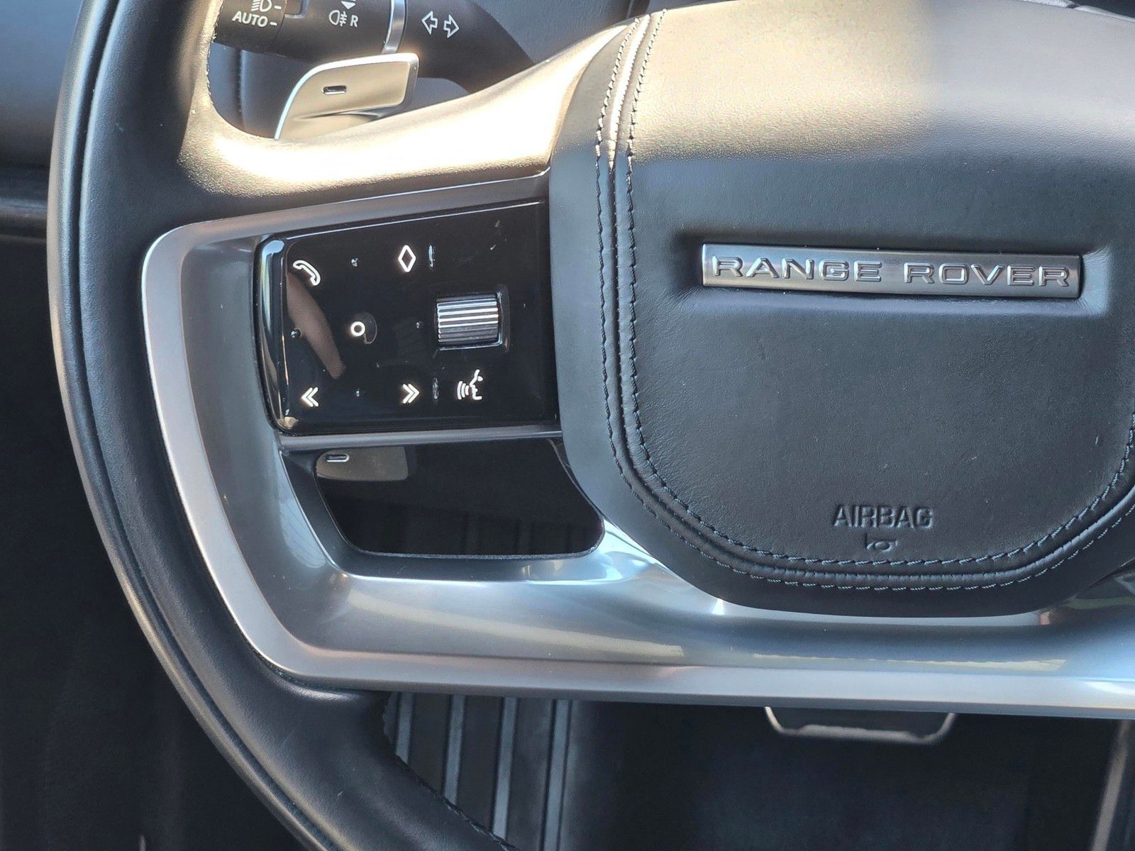 2023 Land Rover Range Rover SE — full photo 15 of 45