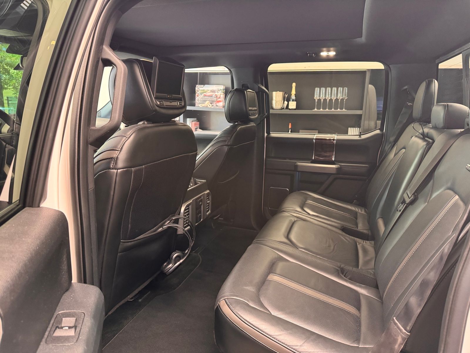 2015 Ford F-150 Platinum — full photo 9 of 10
