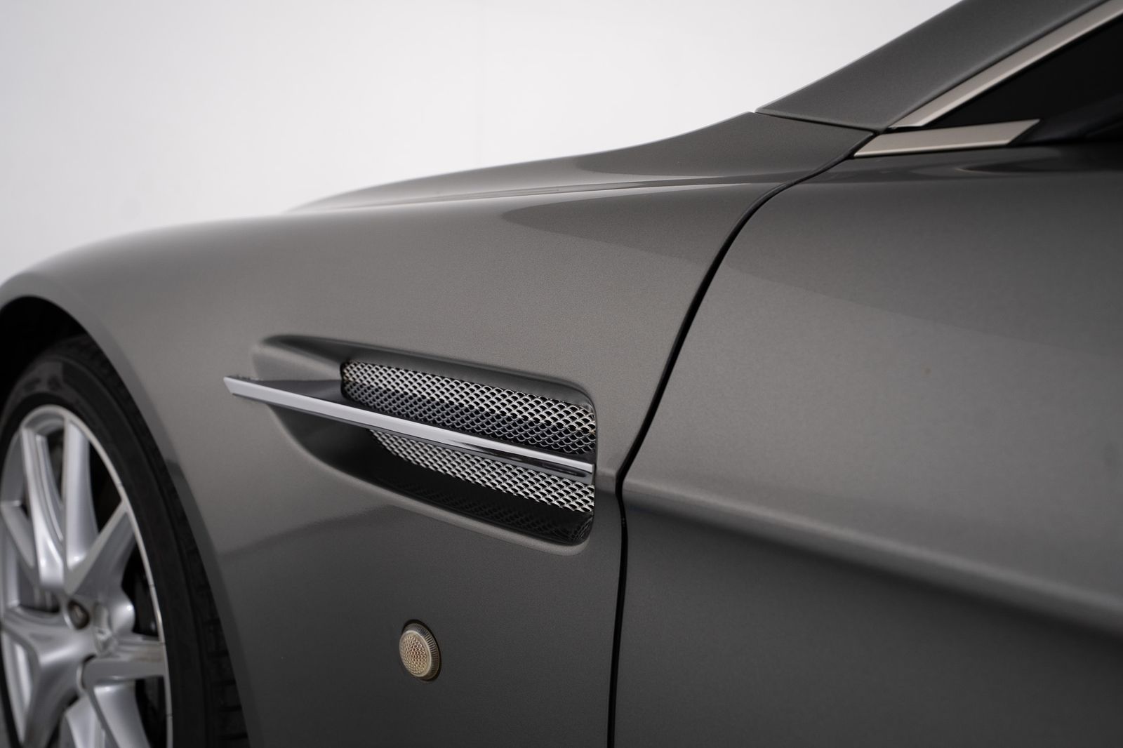 2012 Aston Martin V8 Vantage — full photo 14 of 50