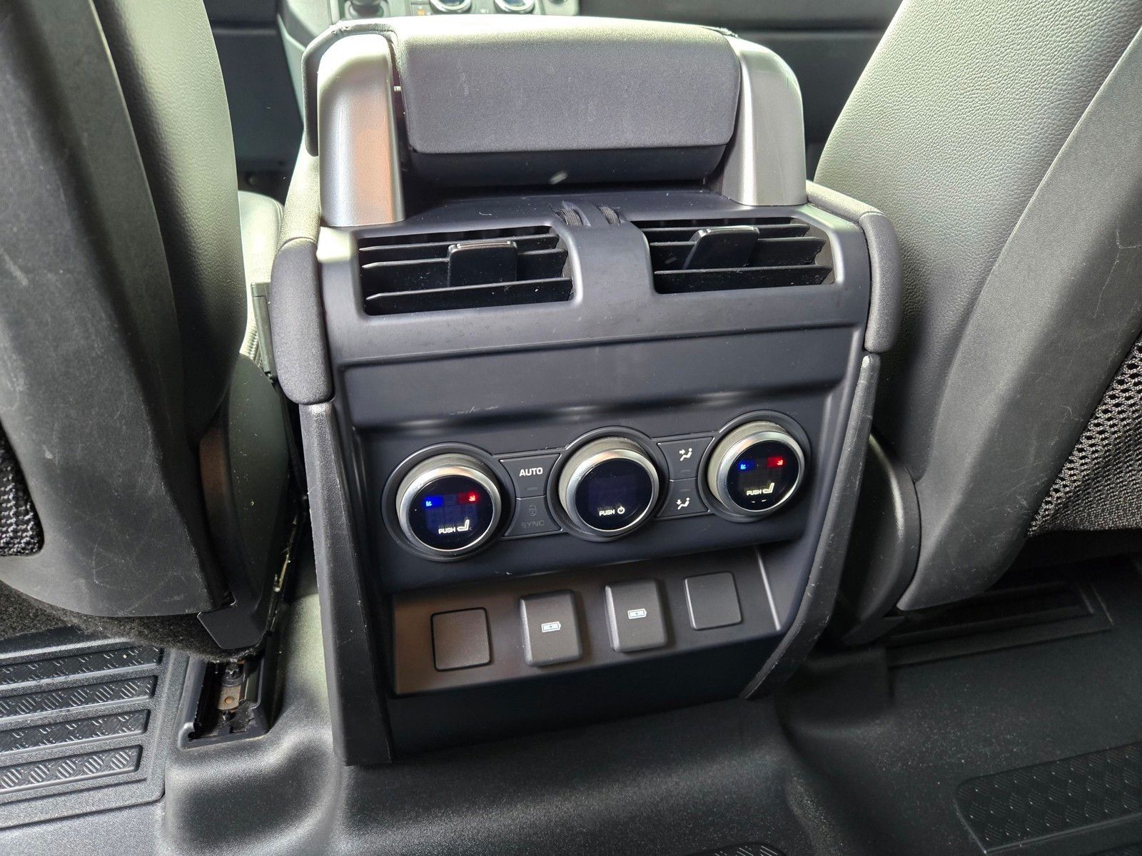 2023 Land Rover Defender 130 SE — foto completa 11 de 45