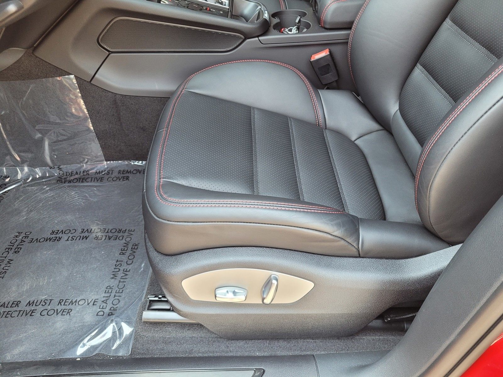 2026 Porsche Macan GTS — full photo 24 of 28