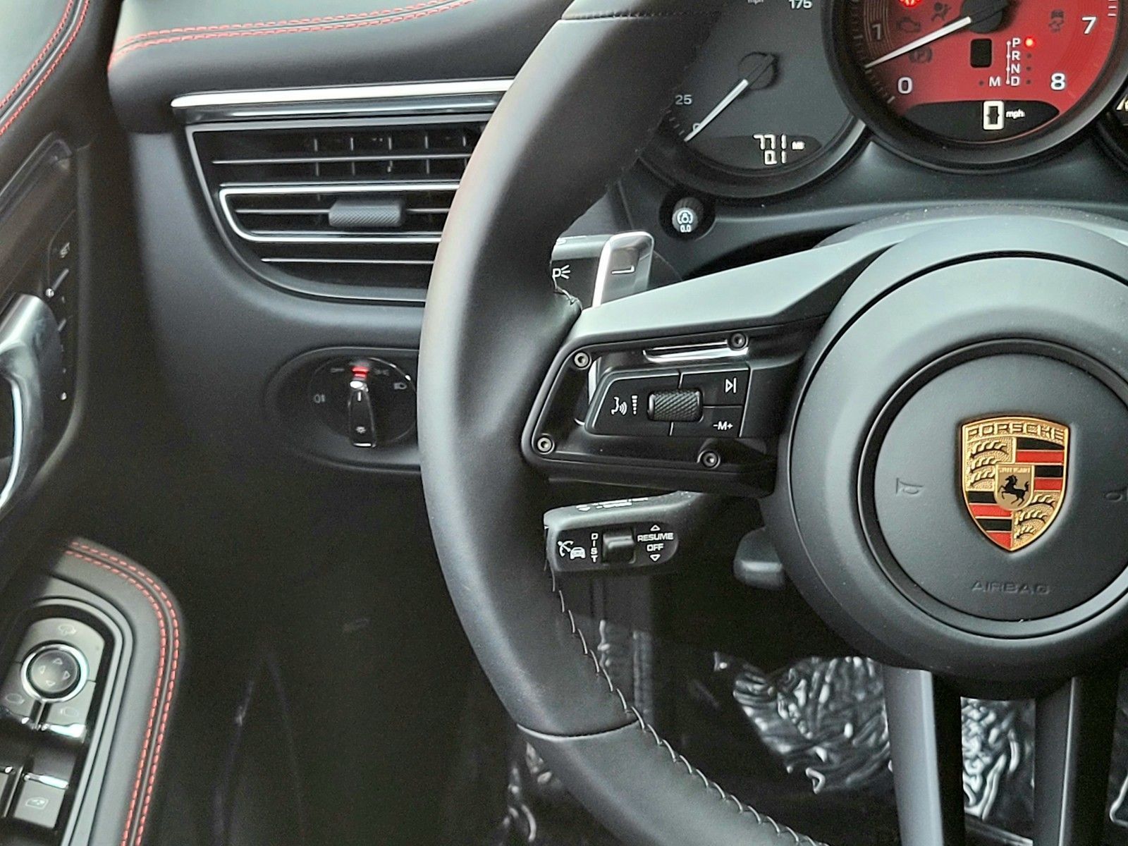 2026 Porsche Macan GTS — full photo 16 of 28