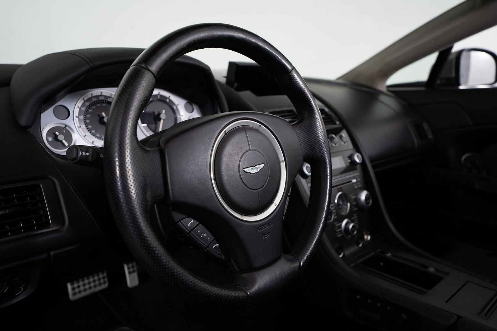 2012 Aston Martin V8 Vantage — full photo 17 of 50