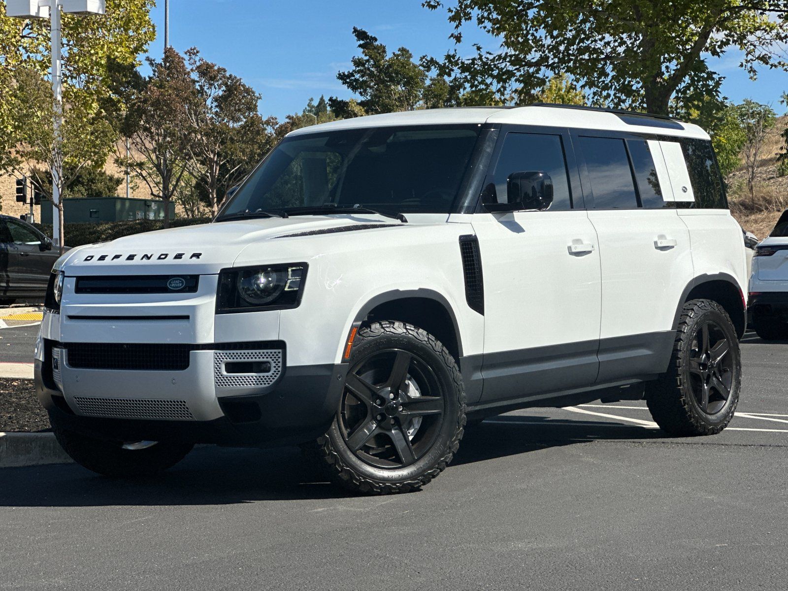 2023 Land Rover Defender 110 SE — full photo 1 of 27