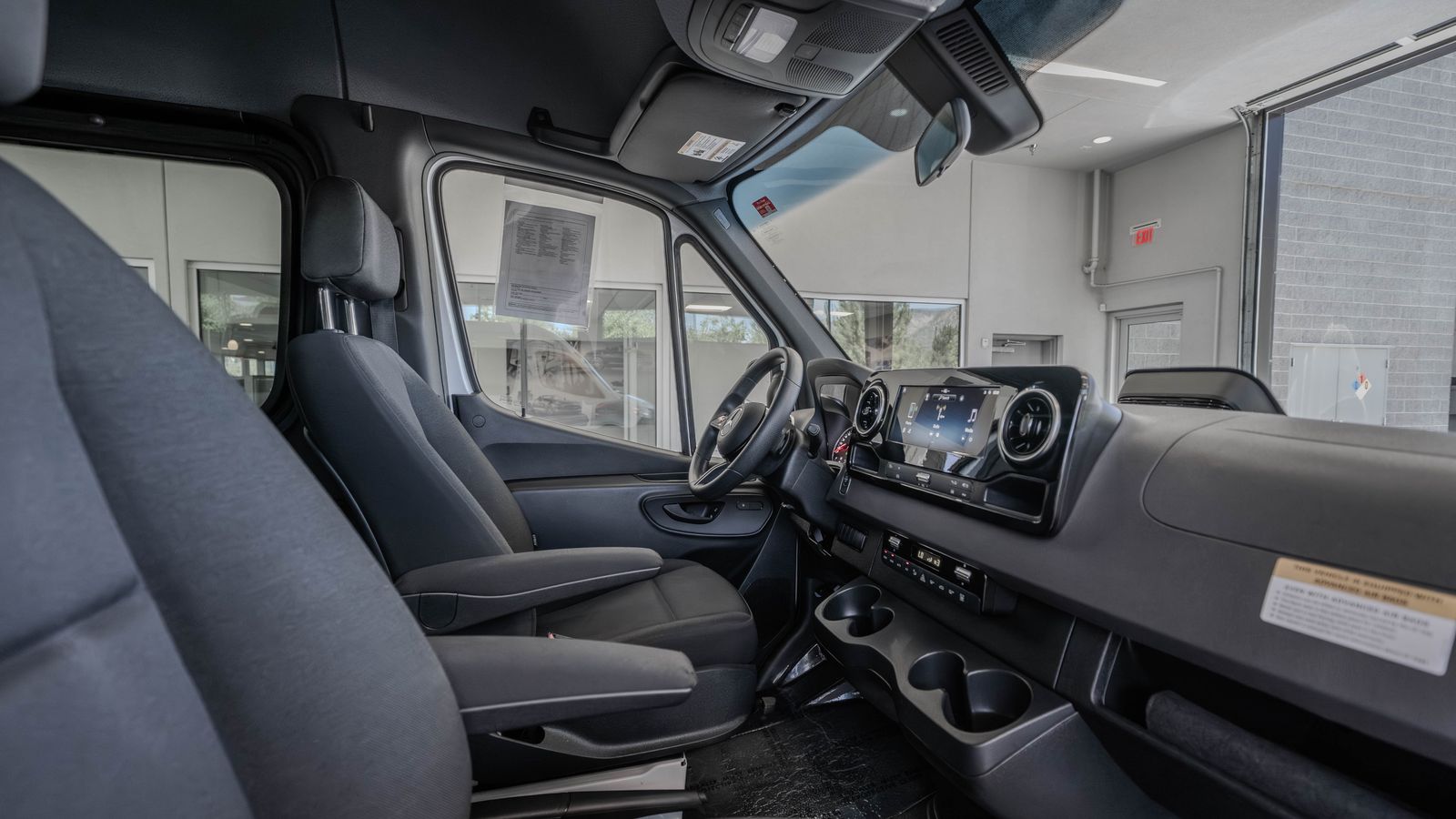 2025 Mercedes-Benz Sprinter 2500 Passenger 170 WB — full photo 17 of 35