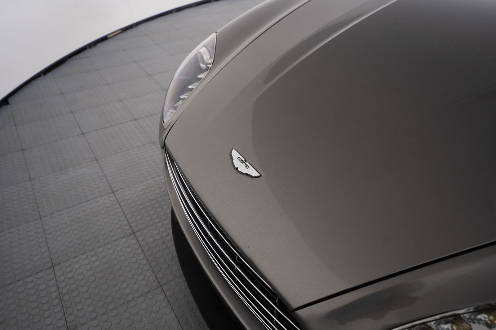 2012 Aston Martin V8 Vantage — full photo 10 of 50