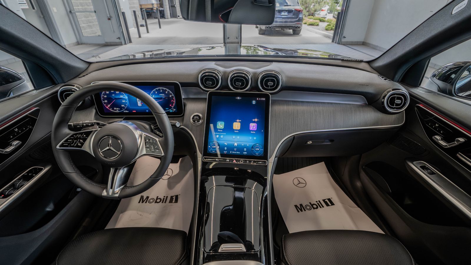 2026 Mercedes-Benz GLC GLC 300 — full photo 8 of 35
