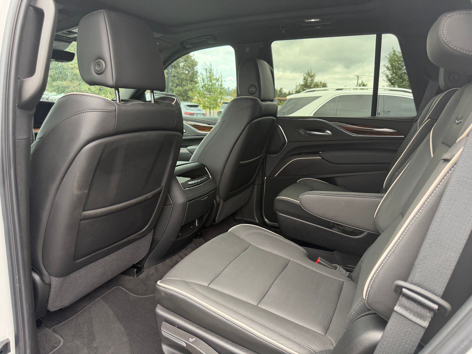 2024 Cadillac Escalade Premium Luxury — full photo 3 of 7