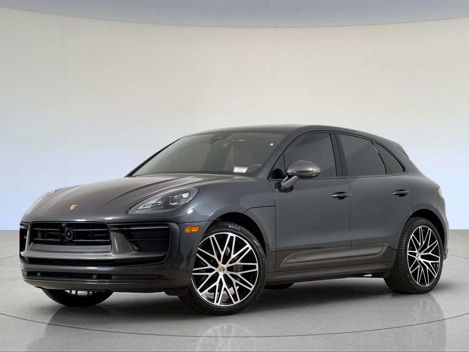 2023 Porsche Macan T — photo 1 of 28