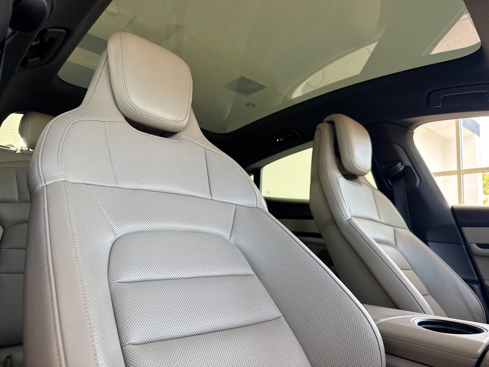 2024 Porsche Taycan Base — full photo 16 of 29
