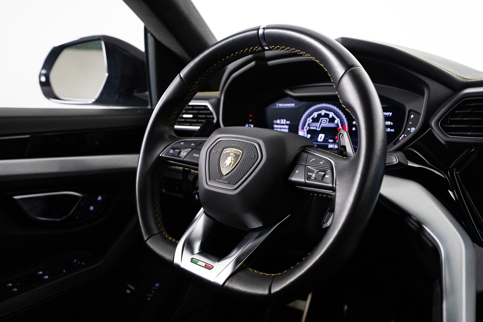 2020 Lamborghini Urus Base — full photo 34 of 53
