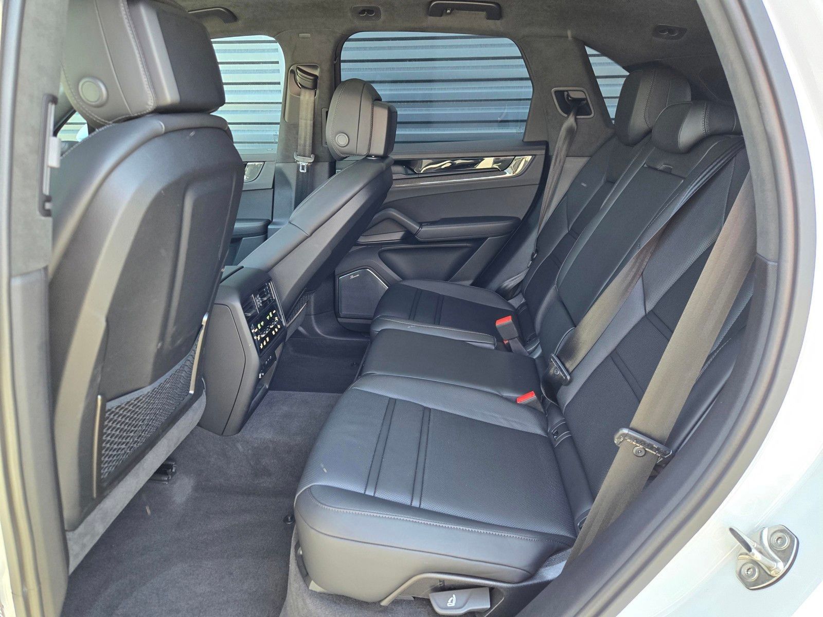 2026 Porsche Cayenne GTS — full photo 13 of 27