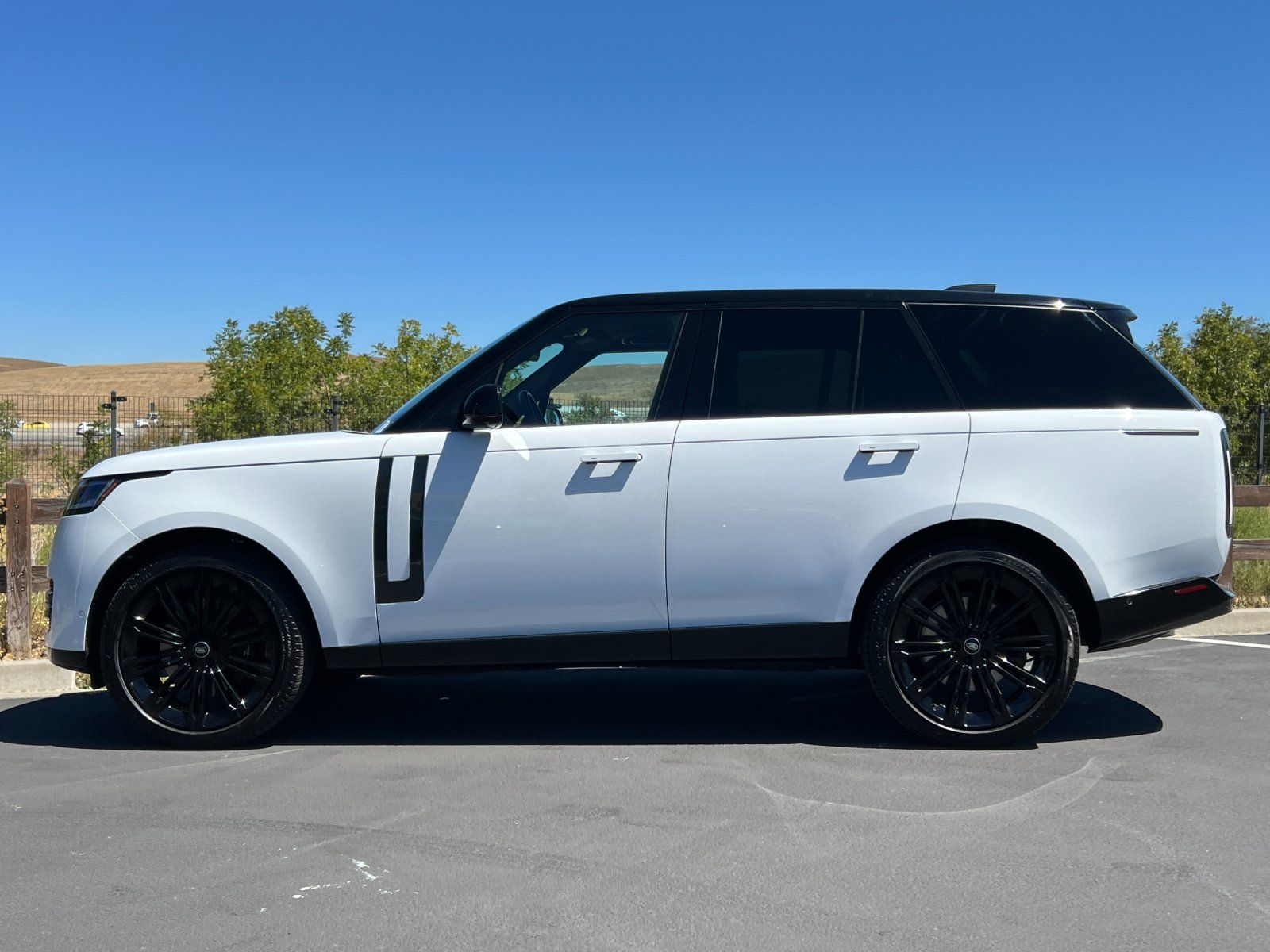 2024 Land Rover Range Rover SE — full photo 2 of 28