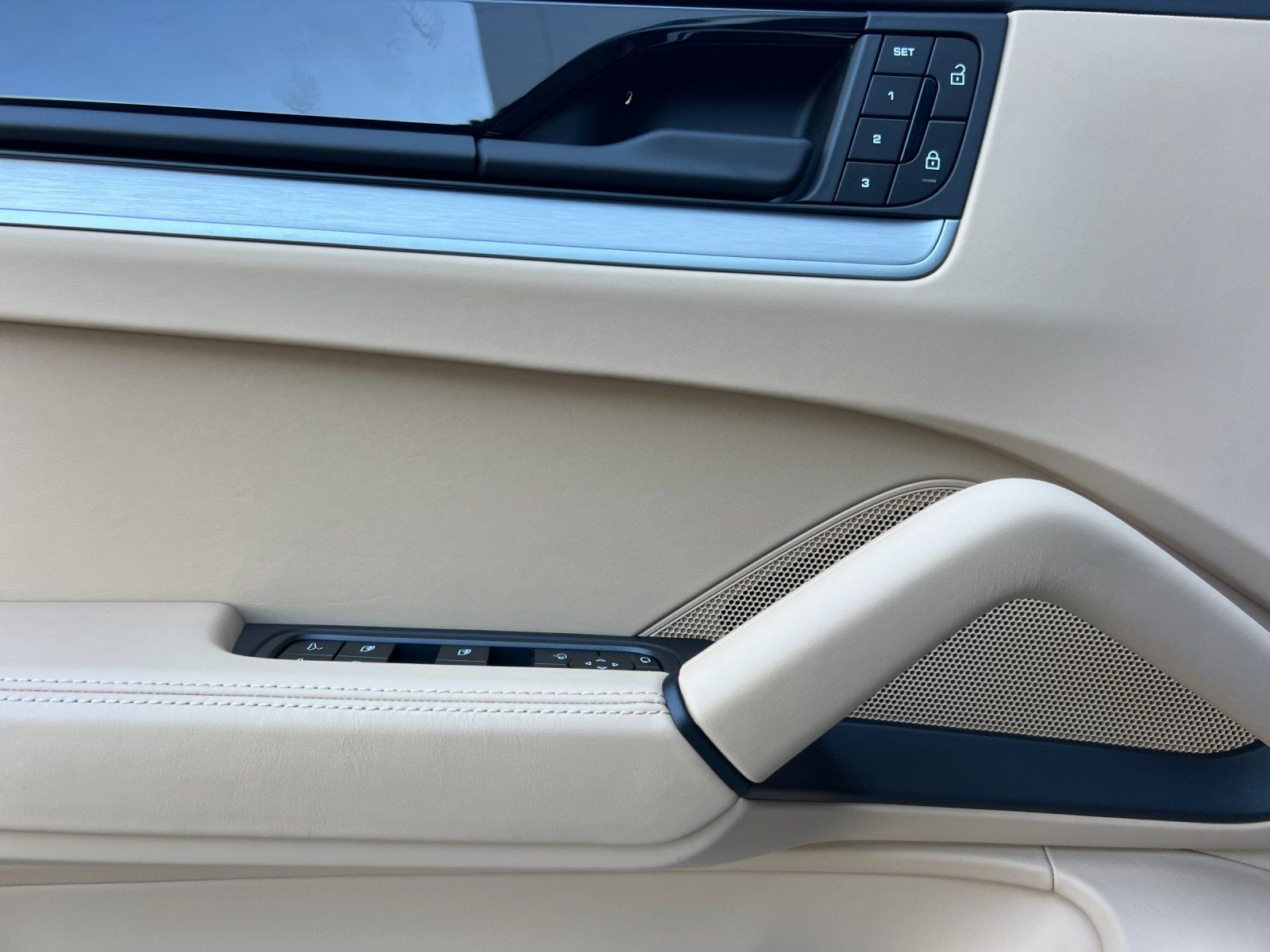 2026 Porsche Cayenne GTS — full photo 12 of 29
