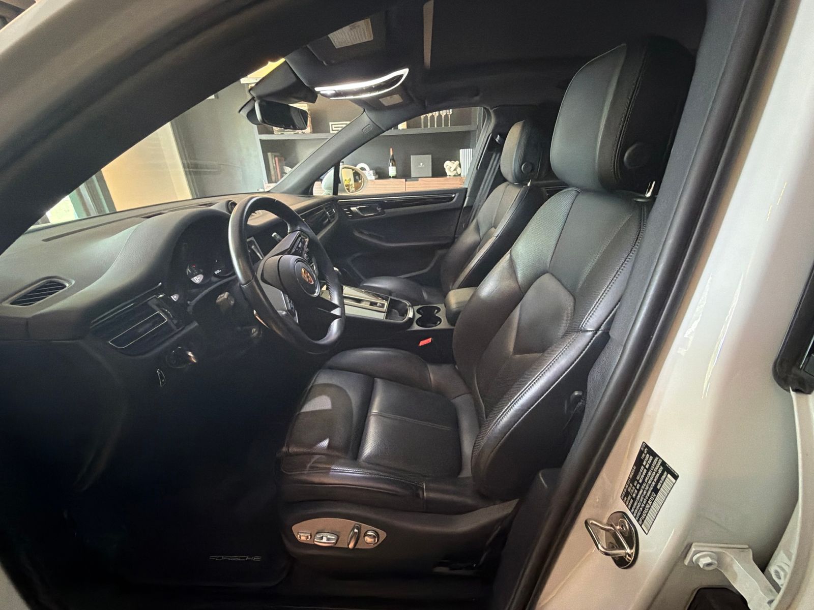 2024 Porsche Macan Base — full photo 8 of 10