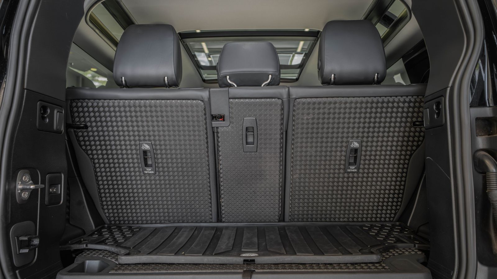 2025 Land Rover Defender 90 S — foto completa 33 de 33