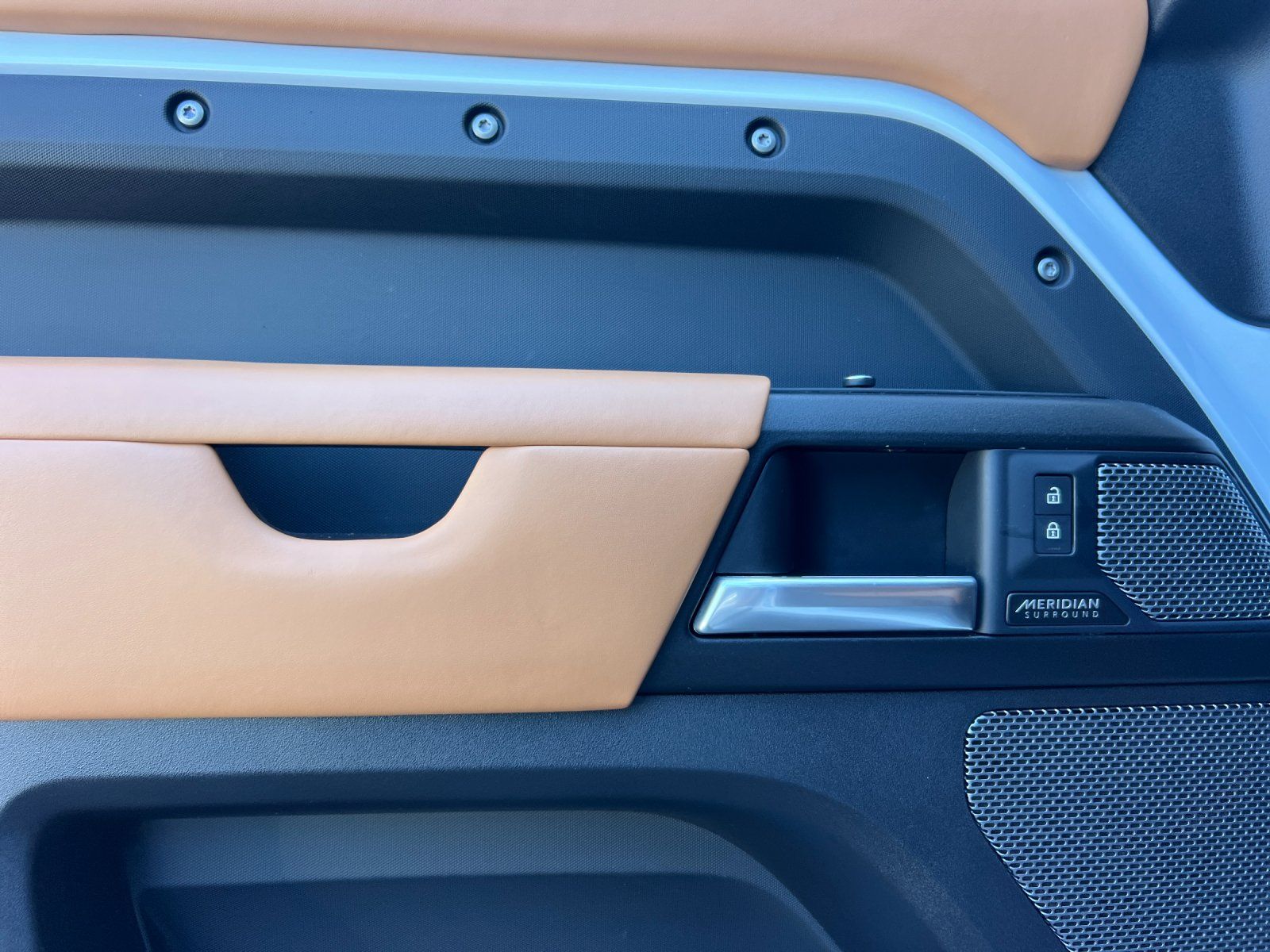 2023 Land Rover Defender 110 — foto completa 11 de 28