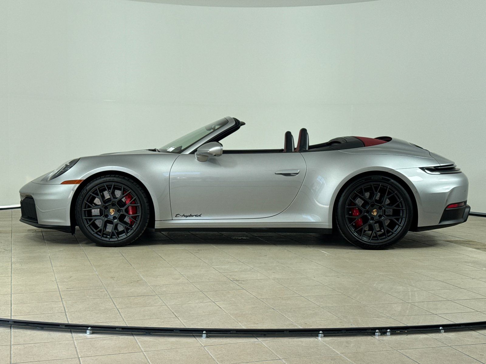2025 Porsche 911 Carrera 4 GTS — full photo 2 of 28