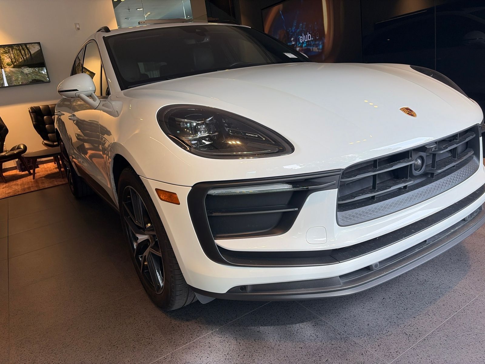 2024 Porsche Macan Base — full photo 3 of 10