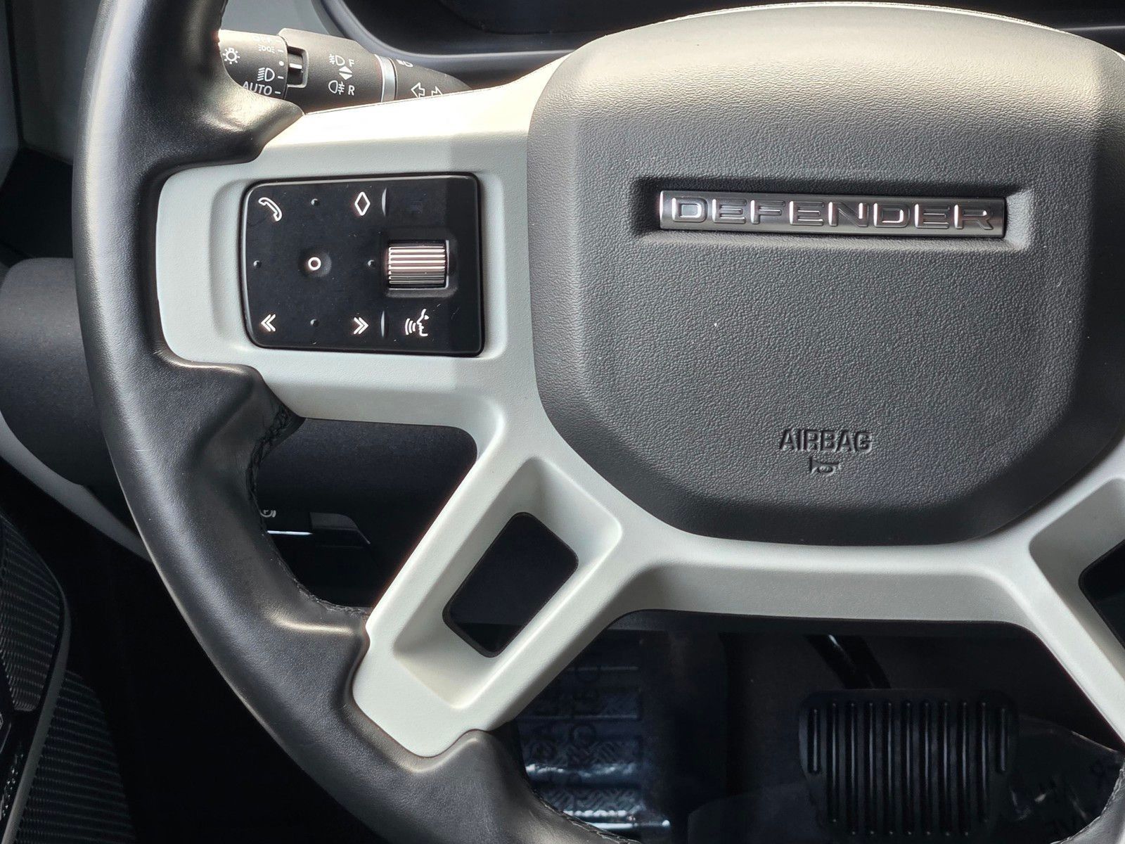 2023 Land Rover Defender 130 SE — foto completa 15 de 45