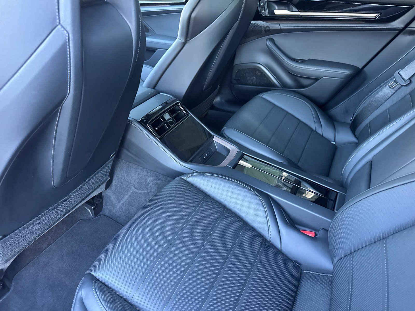 2025 Porsche Panamera 4 — full photo 14 of 29