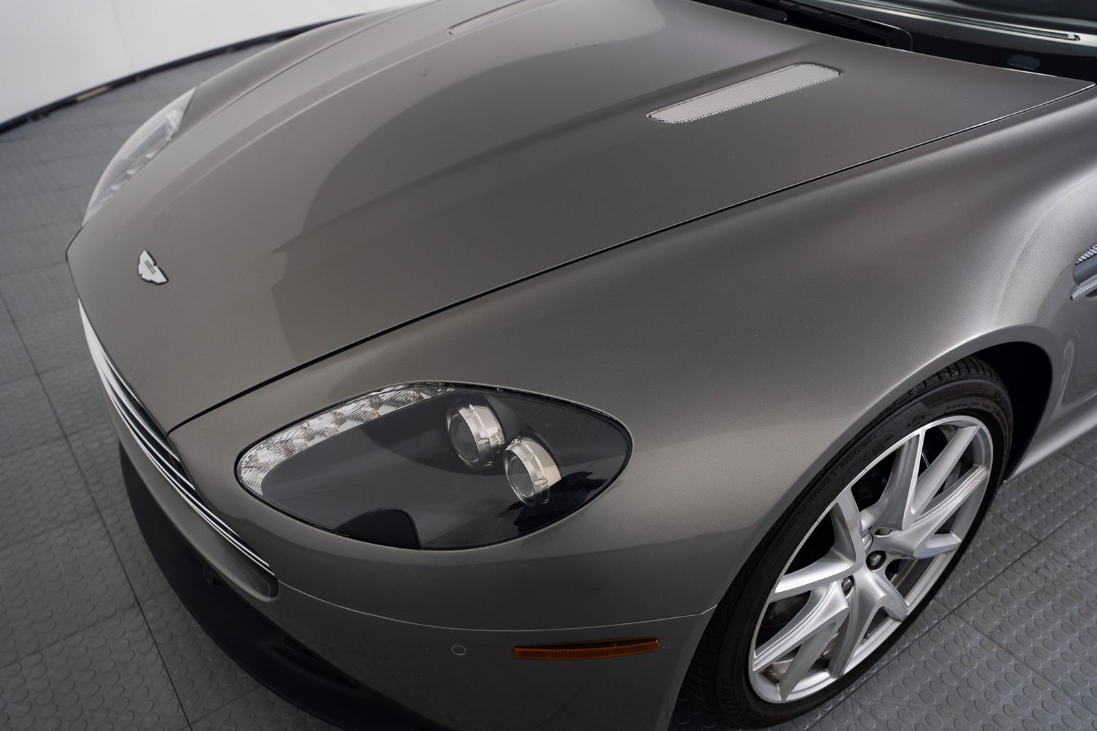 2012 Aston Martin V8 Vantage — full photo 12 of 50