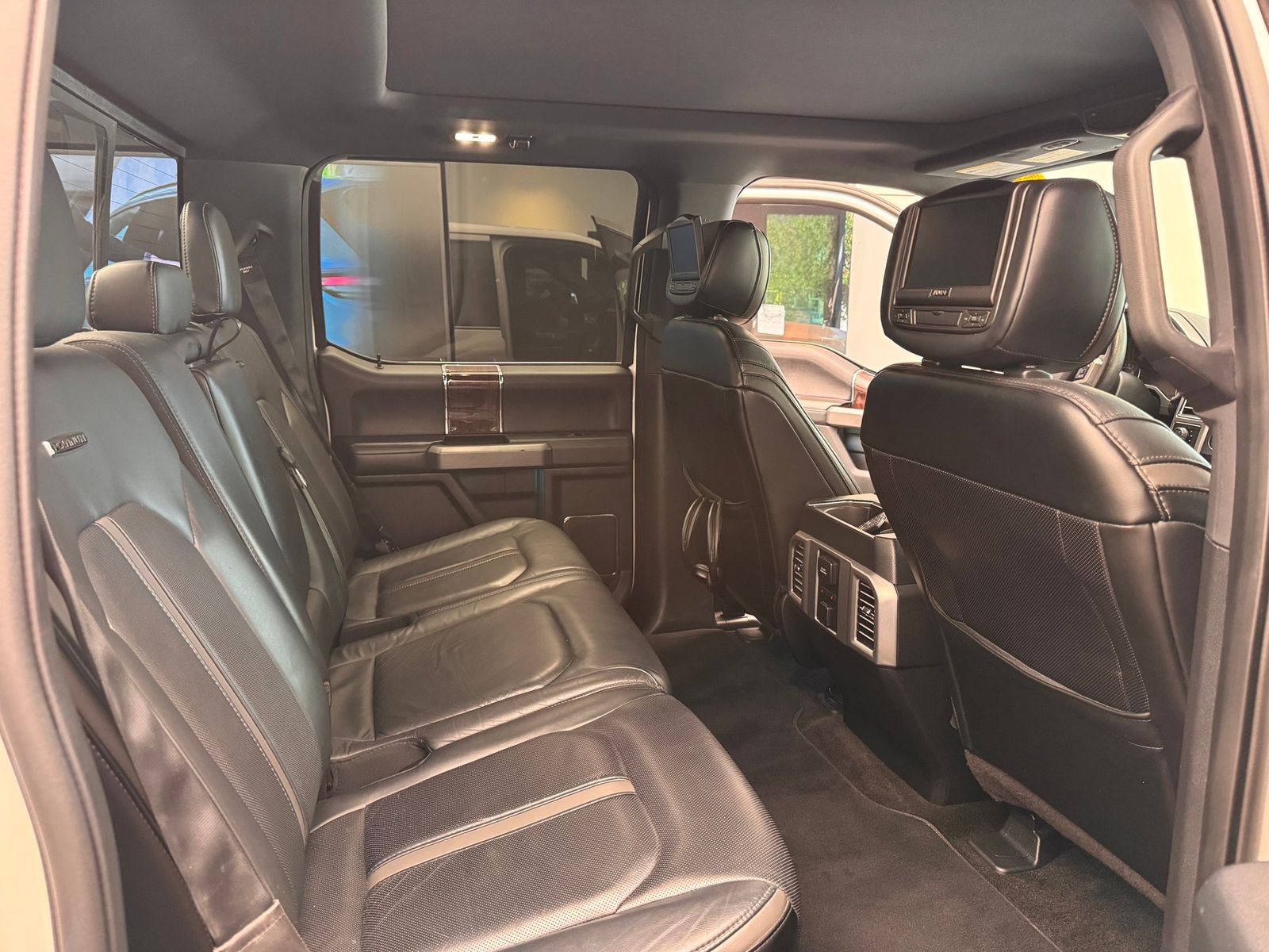 2015 Ford F-150 Platinum — full photo 10 of 10