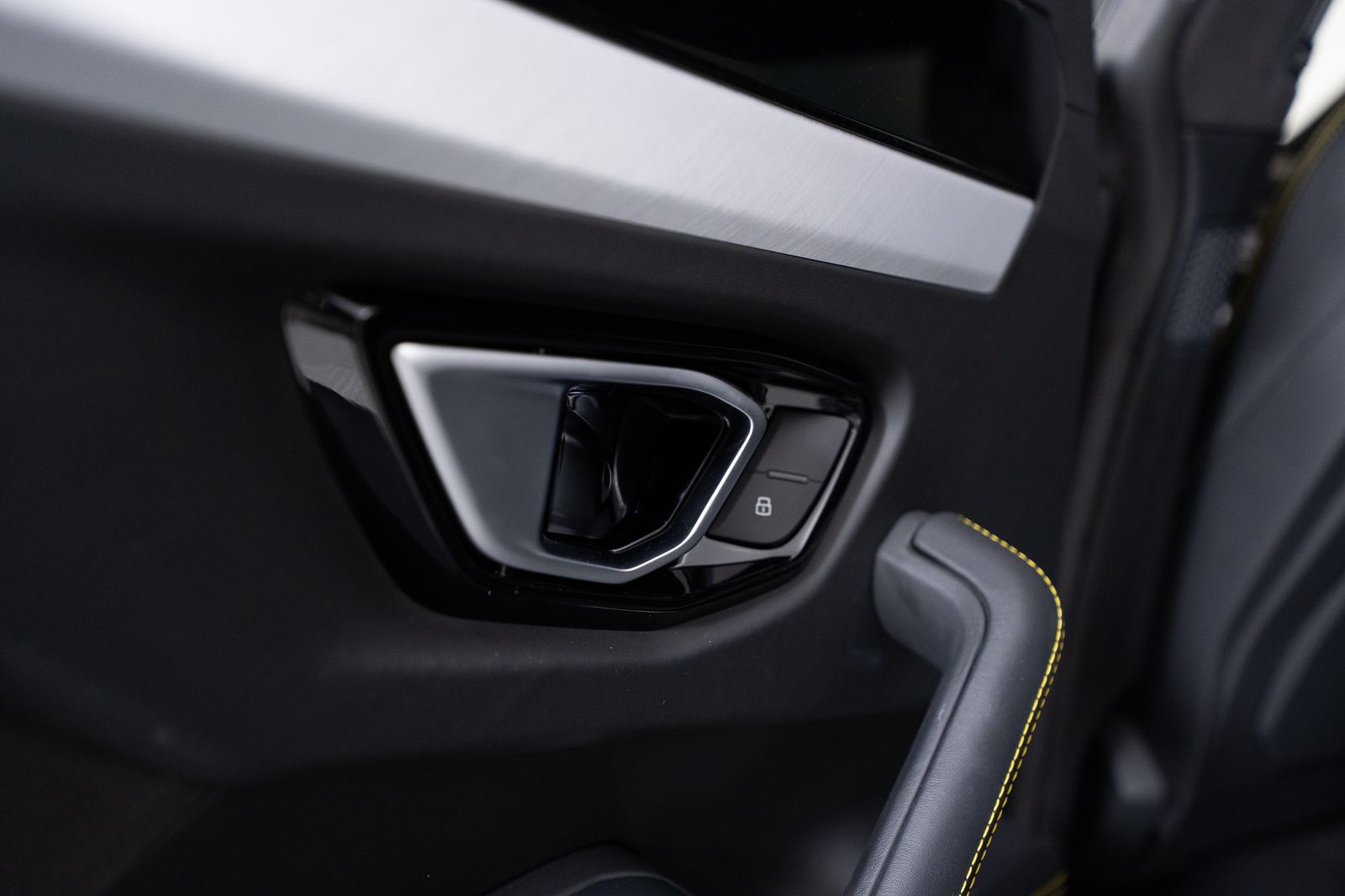 2020 Lamborghini Urus Base — full photo 24 of 53