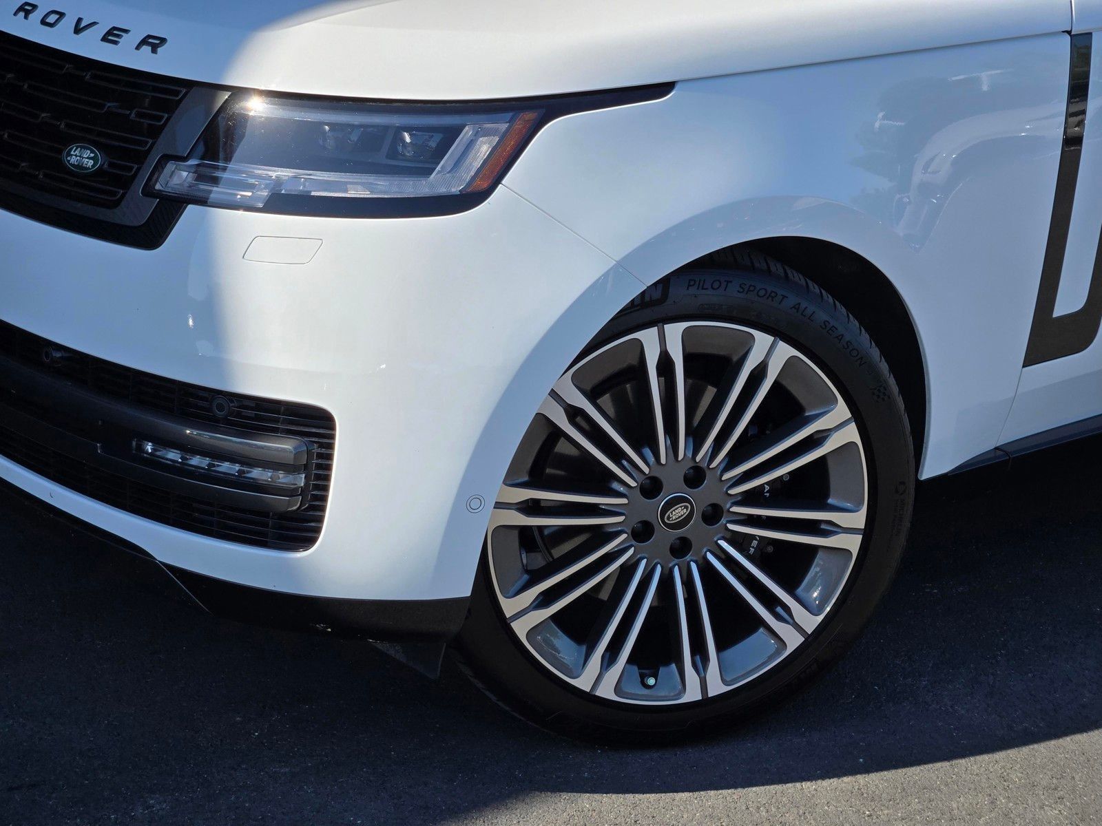 2023 Land Rover Range Rover SE — full photo 9 of 45