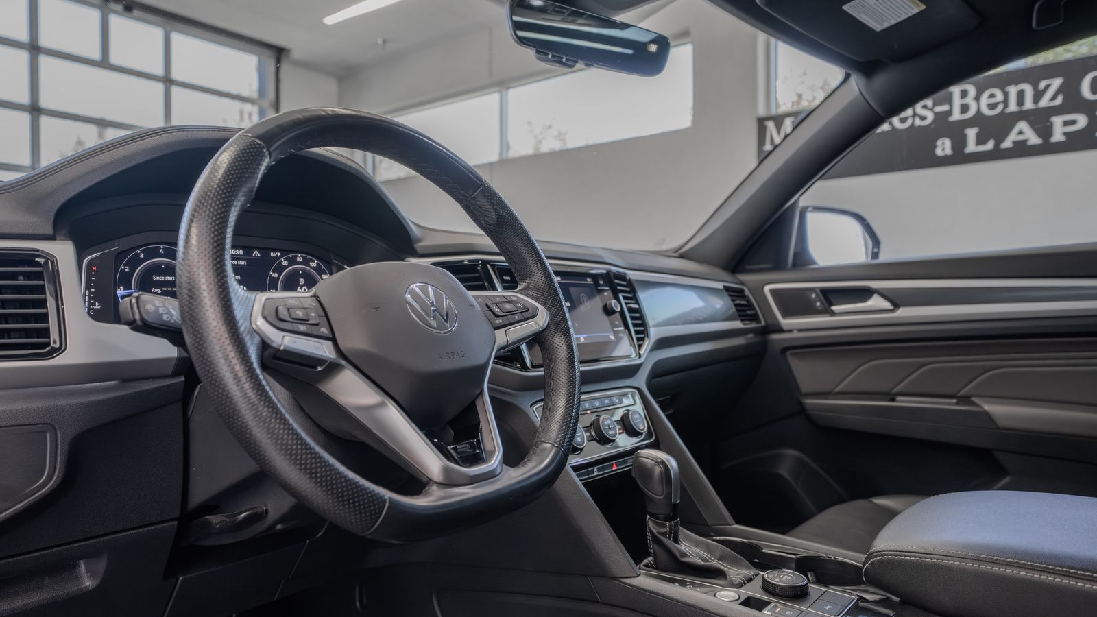 2022 Volkswagen Atlas Cross Sport 3.6L V6 SEL R-Line — foto completa 7 de 34