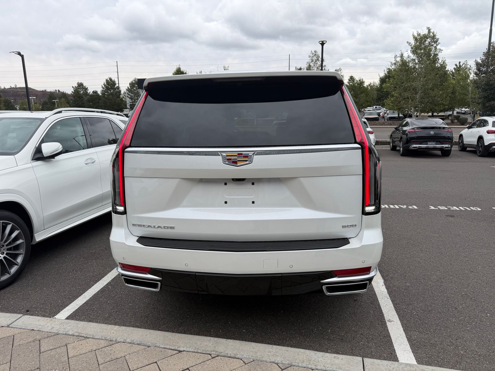 2024 Cadillac Escalade Premium Luxury — full photo 2 of 7