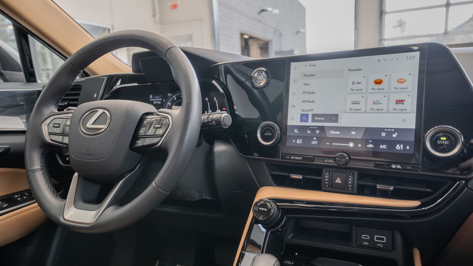 2025 Lexus NX 250 Premium — full photo 18 of 33