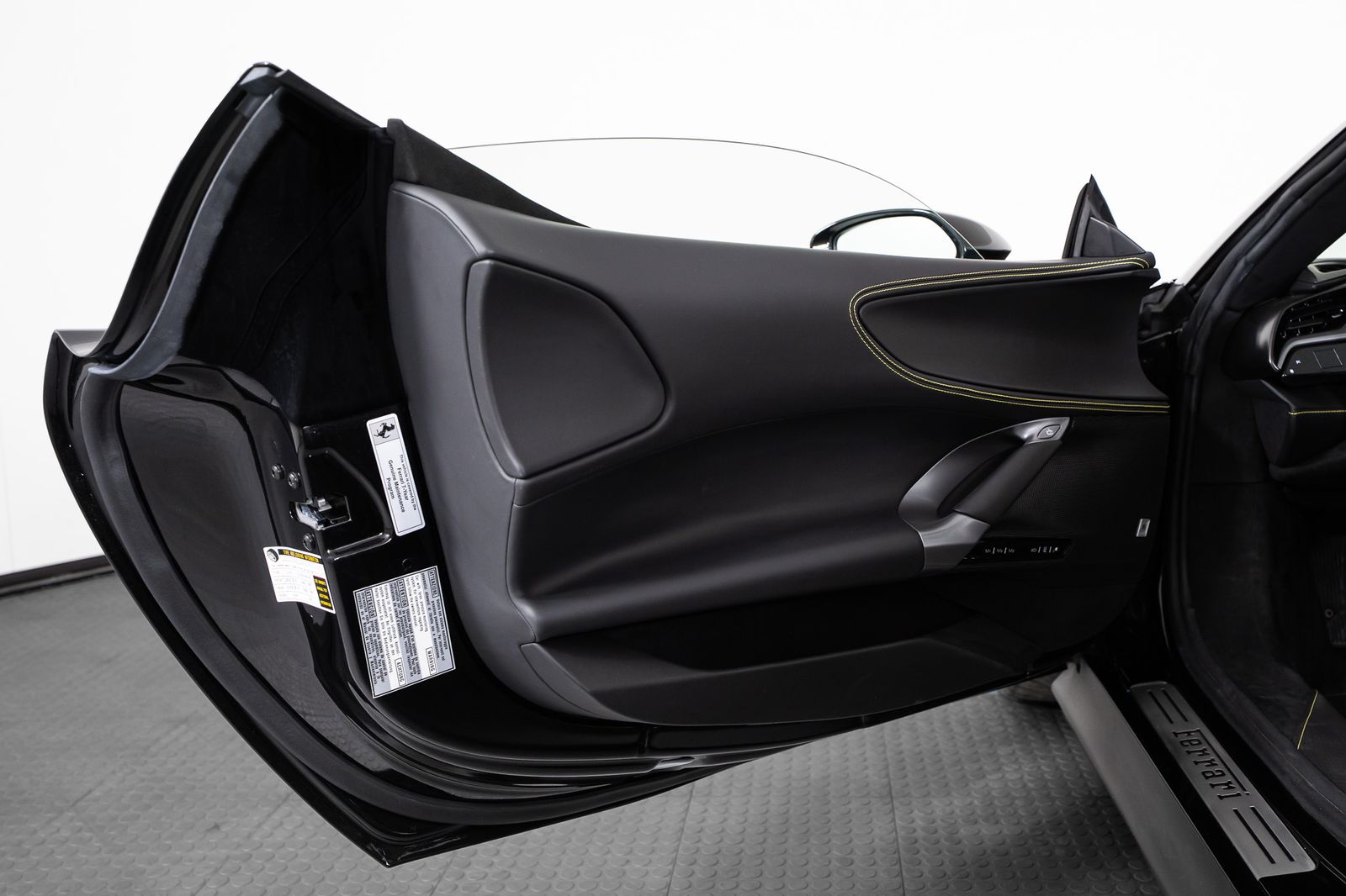 2023 Ferrari SF90 Spider — full photo 15 of 52