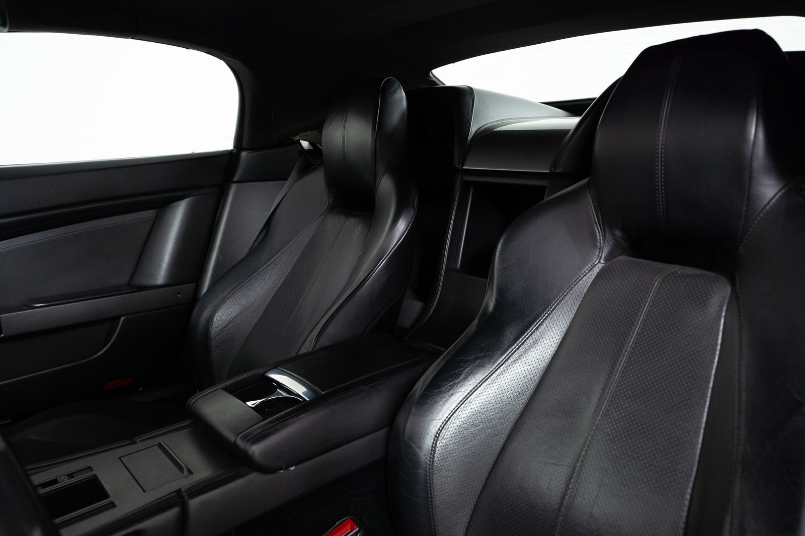 2012 Aston Martin V8 Vantage — foto completa 42 de 49