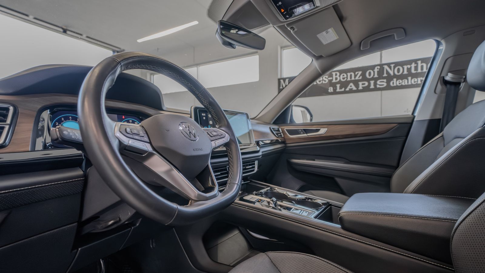2024 Volkswagen Atlas 2.0T SE w/Technology — full photo 6 of 35